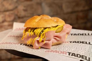 2 Mortadella, carpaccio di cetrioli, senape