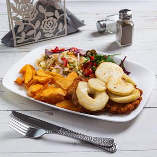 Kotlet schabowy z karmelizowaną gruszką