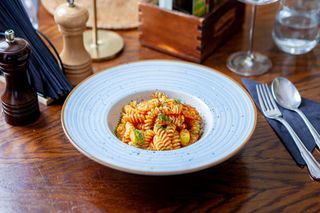 Fusilli cu creveţi și dovlecei