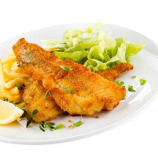 Хрупкава бяла риба със зелена салата, киноа, домат (350г)