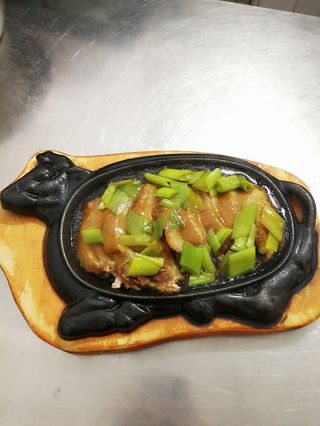 105 Anatra porry alla piastra 铁板鸭