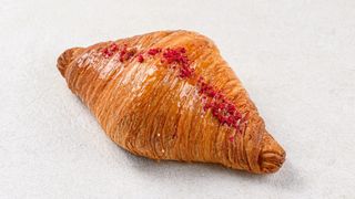 Круассан с ванильно-малиновой начинкой