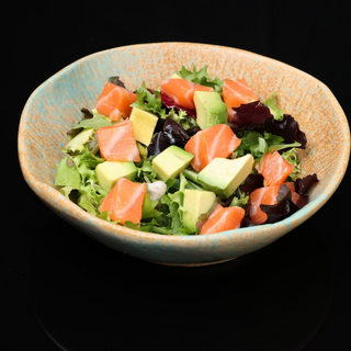 2. Ensalada de salmón con aguacate 