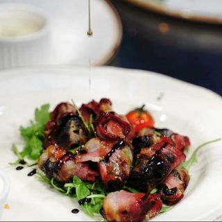 Rolovane suve šljive u slanini na rukoli