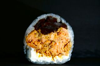 Futomaki pieczony łosoś, serek, tykwa. 6 szt.