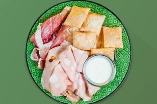 Mini gnocco fritto con crudo  di Parma e porchetta