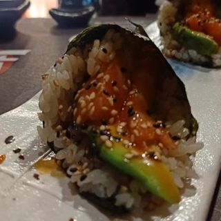183. temaki de salmón picante (1 ud.)