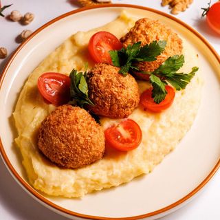 Cheese ball из курицы с картофельным пюре и сливочно-сырным соусом 