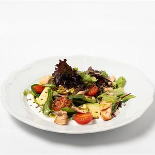 Салат с томатами, подкопченным лососем и греческим йогуртом