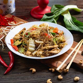 84a. Makaron sojowy z kurczakiem i warzywami