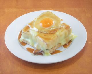Francesinha com Ovo
