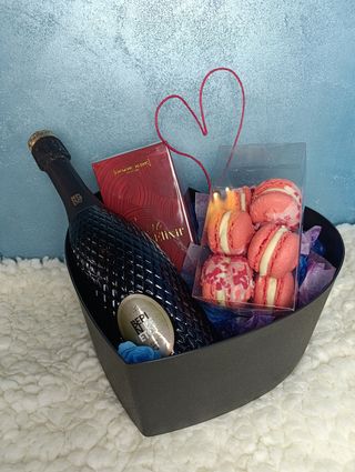 Cutie cadou cu prajituri, prosecco si parfum