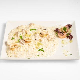 Crni rižoto s lignjama i inćunima