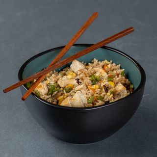 ბრინჯი ბოსტნეულითა და ქათმით