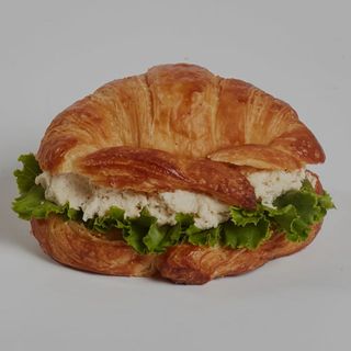 Croissant de pollo y queso