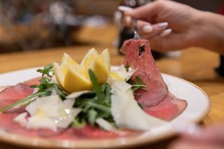 Carpaccio de vită cu rucola și fulgi Grana Padano