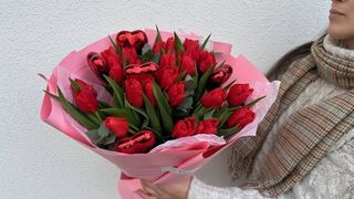Bukiet 25 czerwonych tulipanów i serce