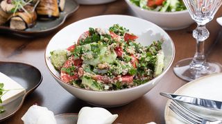 კიტრისა და პომიდვრის სალათი ნიგვზით