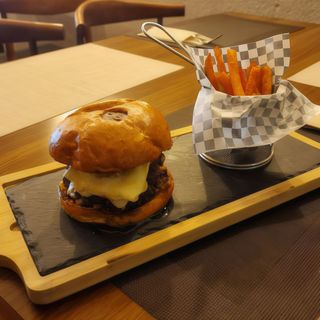 Hamburguesa Pereza De Pollo con patatas fritas