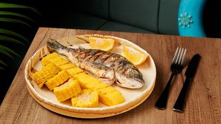 Dorada la gătar cu mamaliga coapta si porumb