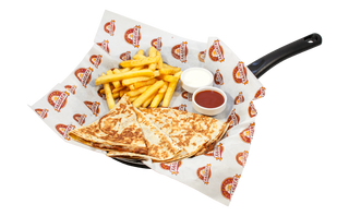 Кесадия със свински бут, кашкавал, чедър и пържени картофки (300г)