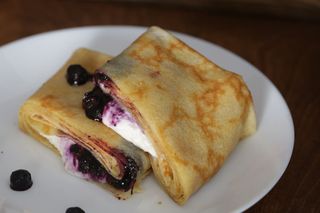 Блинчик с творогом и черникой