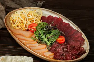 Asorti de carne crud zvântat