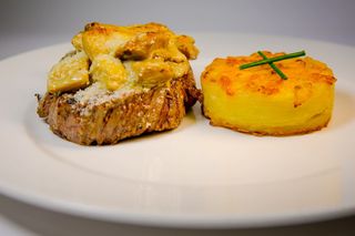 Mușchi de vită cu graten de ciuperci sălbatice, parmezan 