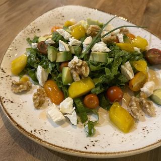 Ensalada de aguacate, mango y cherrys