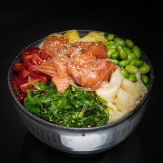 Poke bowl cu somon