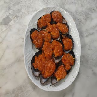 Mejillones con salsa brava 13 unds