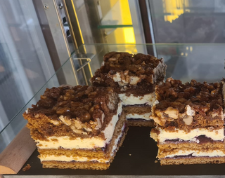 Orzechowiec na miodzie z dżemem z czarnej porzeczki i kremem budyniowym