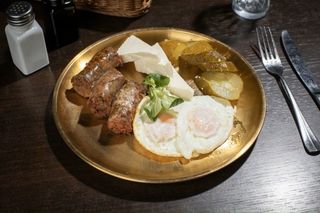 Ochiuri cu cârnați de casă, caș proaspăt și murături