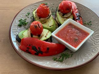 Legume la grătar cu sos sarmuzac