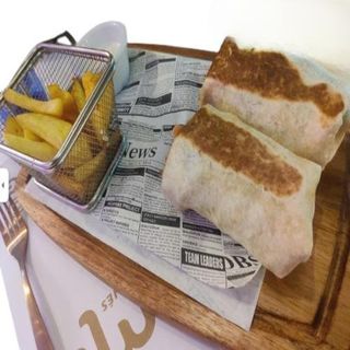 wrap coliflor y homus + papas fritas