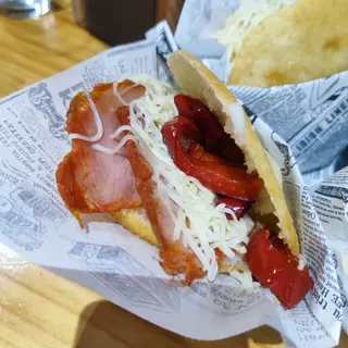 Arepa de lomo, pimiento asado y queso amarillo 