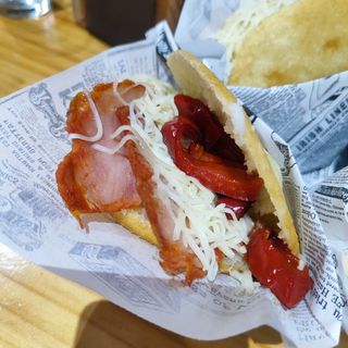 Arepa de lomo, pimiento asado y queso amarillo 