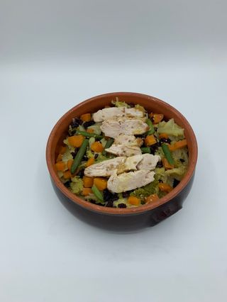 Riso venere con verdure cotte al vapore e stracetti di pollo 