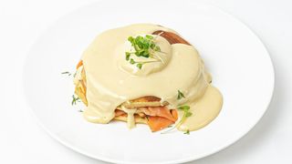 Панкейк с семгой и сырным соусом 