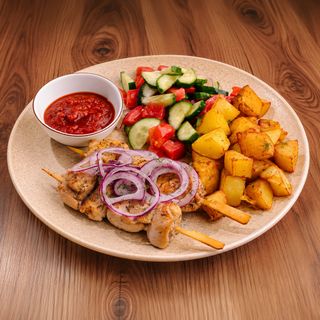 Frigărui de pui cu cartofi ca acasă și salată