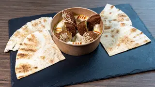 Humus + falafel