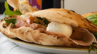 Panino di panzerotto con spianata calabrese