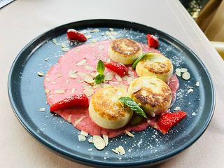 Сирники в полуничному/малиновому(на вибір) соусі (220/50g)