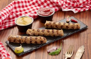 Тройка кебапчета с картофена салата