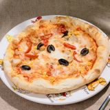 Pizzeta cu carne de pui, rosii sii porumb