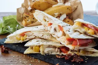 Quesadillia (vegetariana) cu cartofi wedges &sos de rosii