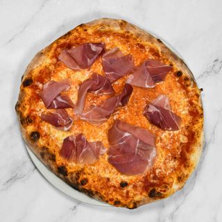 Crudo, rucola, scaglie di grana e pomodorini