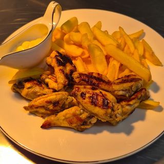 Aripioare picante Nandos cu cartofi Deepers