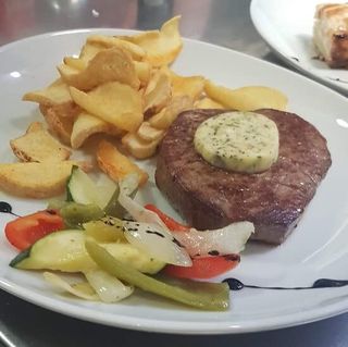 Entecot de lomo alto gratinado con setas salvajes, queso gouda