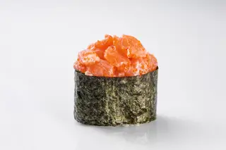 Гункан з лососем